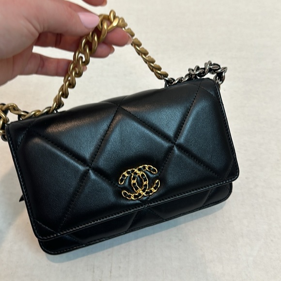 Pristine condition Lambskin Quilted Chanel 19 Wallet On Chain Black complete set - Picture 6 of 17